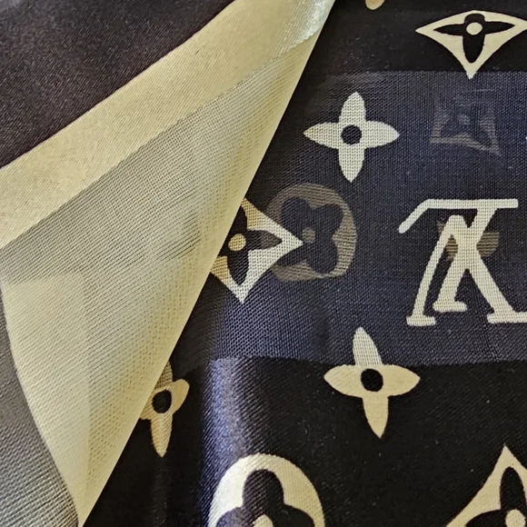 Fashion Louis Vuitton Black and Cream Monogram Silk Scarf Pre-owned - Picture 4 of 6